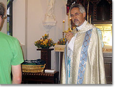 P. Francisco verteilt den Heiligtums-Pass