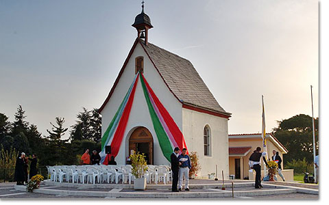Das Heiligtum in Belmonte festlich geschmückt – in den Landesfarben rot, weiß, grün