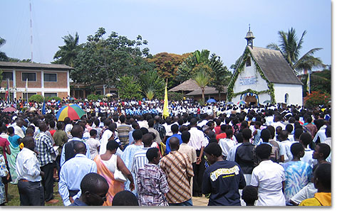 Pilger beim Heiligtum von Bujumbura, Burundi