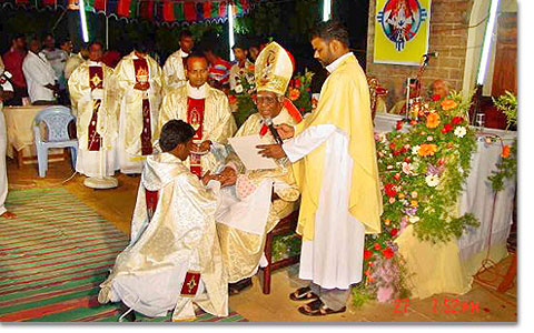 27. Oktober 2007: Priesterweihe von acht Diakonen der Schnstattpatres in Madurai, Indien