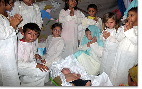 Solidarisches Weihnachten: Kinder aus den Projekten von Dequeni spielen die Geburt Jesu in Armut, umhllt von liebender Sorge  wie sie selbst