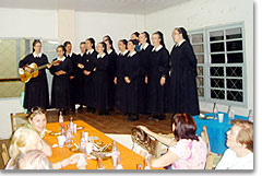 Eine Gruppe Marienschwestern singt zu Ehren von Joao Pozzobon