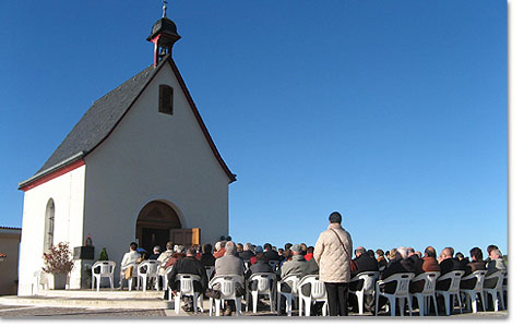 Deutsche Pilger vor dem Heiligtum von Belmonte