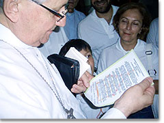 Bischof Claudio Gimnez liest das Gebet der Gruppe Familie im Bndnis