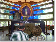Im Innern des Heiligtums der Mutter Gottes von Itakua. Chiquita und Papito Martin bitten die „Kapitänin“ für die Gründung
