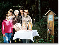 Clara mit befreundeten Missionaren, die vor einem Jahr, am 1. Dezember 2006, die erste Pilgermadonna nach Villa La Angostura brachten