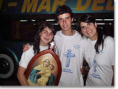 Jorgelina und Melisa Jord mit Toms Pealoza und der Pilgernden Gottesmutter, die auf dem Gipfel war