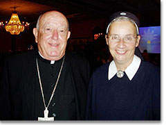 Erzbischof John Clement Favalora mit Schw. Marie