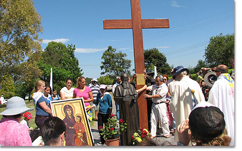 Zum zweiten Mal kamen WJT-Kreuz und Ikone zum Schnstatt-Heiligtum in Mulgoa, Australien