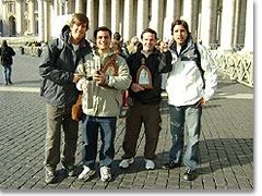 Auf dem Petersplatz zusammen mit Santiago, einem der Schnstatt-Missionare in Rom