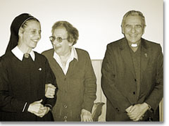 Flora Anselmo mit Schw. Elisa und P. Guillermo Mario Cassone