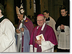 Nach dem Segen: Bischof Lettmann, Weihbischof Vo