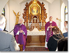 Im Heiligtum: Bischof Wiesemann, Prlat Paul Kathke