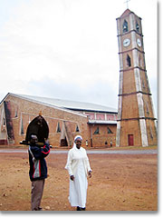 Ein Missionar der Pilgernden Gottesmutter brachte die Dritte Internationale Auxiliar nach Gitega; rechts Schw. Virginie
