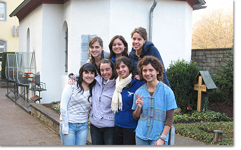 Junge Frauen aus Chile, die an der Schnstattzeit teilnehmen