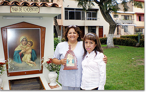 Nelly und Queca mit der Pilgernden Gottesmutter der Gelassenheit vor dem neuen Bildstock in Salamanca, Lima