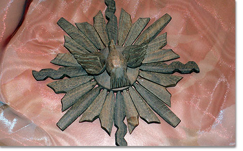 Heilig-Geist-Symbol, aus Palo Santo