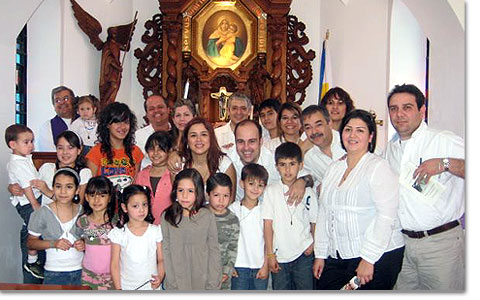 Eine Gruppe von Familien nach dem Schlieen des Liebesbndnisses im Heiligtum von Monterrey, Mexiko