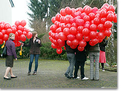 berraschung der Jugendlichen: Luftballons mit Glckwnschen