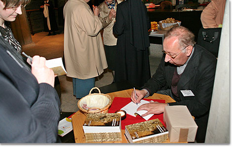 Mons. Dr. Peter Wolf, Herausgeber des Buchs mit Paulustexten Pater Kentenichs, signiert die ersten Bände