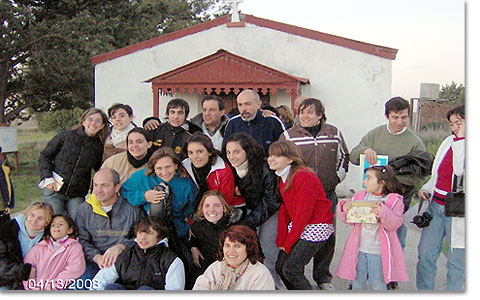 Jugendliche mit ihren Familien beim Jahrestag des Heiligtums der Mutter und Königin des Volkes in Paso Mayor
