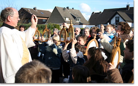 Segen und Sendung: vom Heiligtum in Bocholt aus kommt die Pilgernde Gottesmutter in die Häuser und Familien