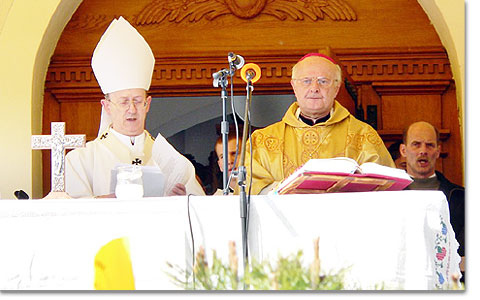 Erzbischof Márfy, Diözese Vezsprem, Ungarn, und Erzbischof Dr. Robert Zollitsch bei der Einweihung des Bildungshauses beim Heiligtum in Obudavar, Ungarn 