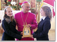 Bei der Firmung von Anna und Christin, mit Bischof Algermissen