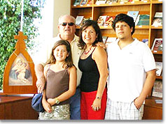 Lucia Blanco mit ihrer Familie im neuen Laden