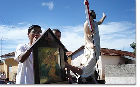 Mit der Pilgernmadonna der heroischen Jugend und der Statue des Auferstandenen durch die Straßen von Jaboticabal