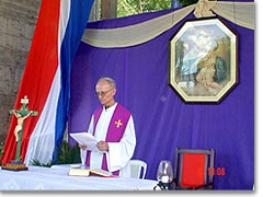 Pater Antonio Cosp bei der Heiligen Messe