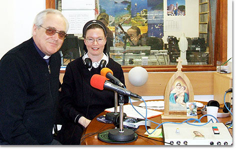 Pater Fridl, Programmdirektor von Radio Marija Kroatien, mit Schw. Ramona Schneider