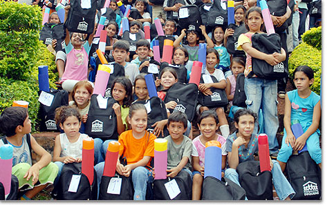 Kinder in Paraguay erhalten ihre Schultte von Dequeni