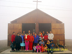 Missionare der Kampagne vor der Kapelle