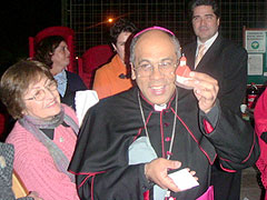 Bischof Carlos Garcia, Lurin, mit einem kleinen Keramikheiligtum 