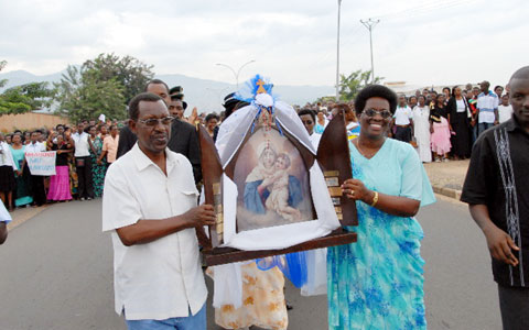 Friedenswallfahrt in Burundi, von Mont Sion nach Kamenge. Der frühere Innenminister Aloys Kadoyi und seine Frau tragen die Auxiliar.