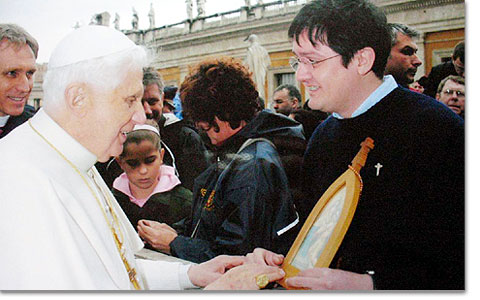 Der Papst nimmt die Pilgernde Gottesmutter liebevoll an