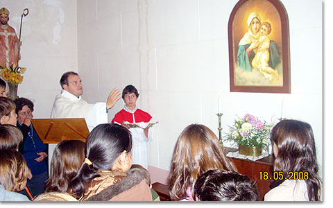 18. Mai: Anbringung eines MTA-Bildes in der Pfarrkirche von Adolfo González Chávez, Argentinien