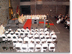 Gut hundert Priester begleiteten P. Hans-Martin Samietz
