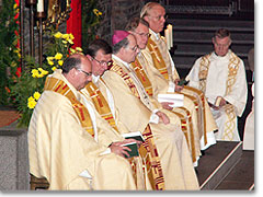 Bischof Wanke mit Heimatpfarrern des Neupriesters, P. MichaelMarmann, Rektor des Studentats, und P. Franz Brügger, Provinzial