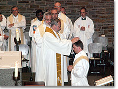 Handauflegung durch die Schönstattpatres und alle anwesenden Priester