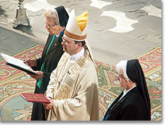 Diözesanadministrator Bischof Brahm, die Generaloberin und die Vize-Postulatorin erbitten die Seligsprechung