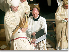 Kardinal Meisner verliest den Brief des Heiligen Vaters