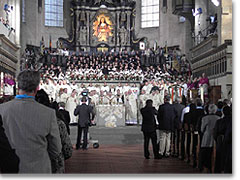 Das Bild der neuen Seligen über dem Altar