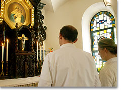 Ein Ehepaar nach dem anderei tritt vor und betet das pers önliche Weihegebet