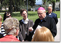 Erzbischof Liberati im Gespräch mit den Pilgern