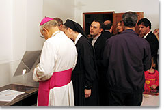 Der Apostolische Nuntius in Brasilien, Bischof Lorenzo Baldisseri, besucht das Zimmer Pater Kentenichs