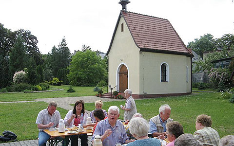 Pilger aus Paderborn beim Heiligtum in Zabrze-Rokitnica, Polen