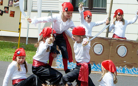 Die „Teeny Weenys“ – die Kindertanzgruppe aus Dietershausen – glänzen beim Heiligtumsfest mit ihrem Auftritt als Piraten