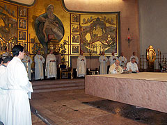 Heilige Messe in der Gott-Vater-Kirche; Erzbischof Sgreccio mit Pater Guillermo Mario Cassone